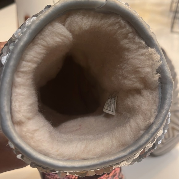 Uggs ankle girls Sz 5 booties - Picture 3 of 4